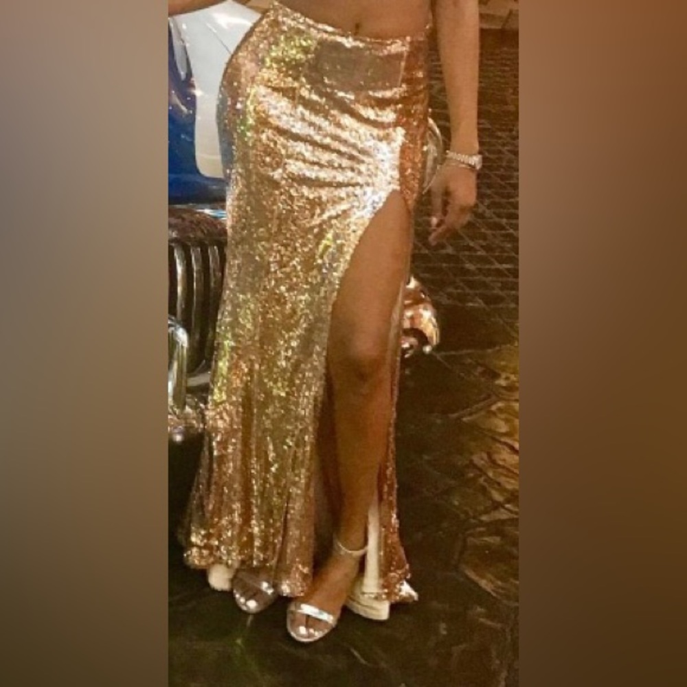 Super cute Gold sequins skirt. With high splint.